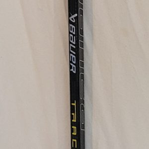 Bauer Vapor Hyperlite. (P92, 77 Flex, Right, Sr.)